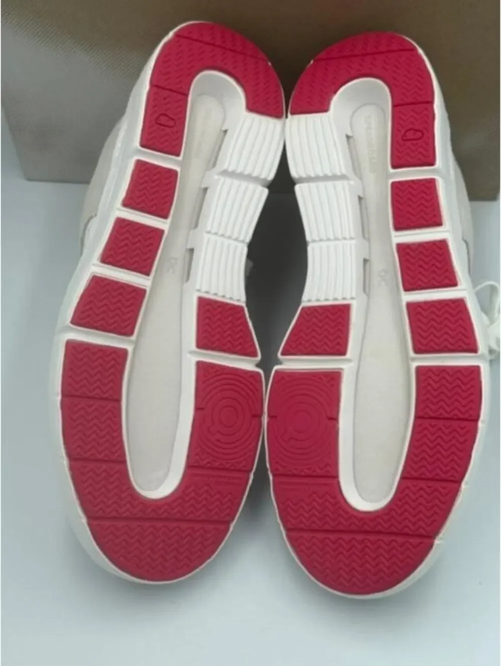 On Cloud The Roger Clubhouse Sneakers Women's Size 8.5 NEW